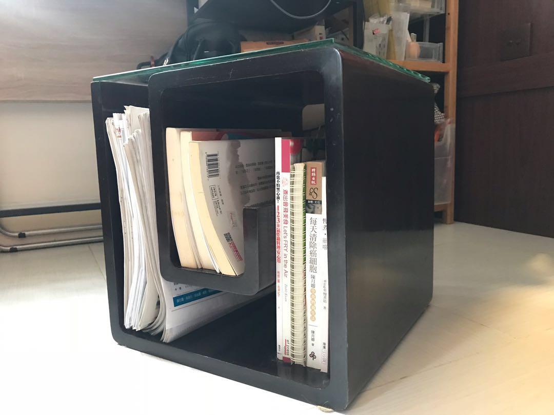 木雜誌架 （分類：櫃子、組合櫃及置物架）位於 Hong Kong。 由 madyu 提交（商品編號 195786708，圖片 3）。簡介： 香港家居店購入，忘記木質名稱了，結實耐用。 木有少許使用痕跡。（書，報紙作演示，不賣） ~35cm x 35cm x 37cm 高 有一定重量，沙田第一城交收。 。