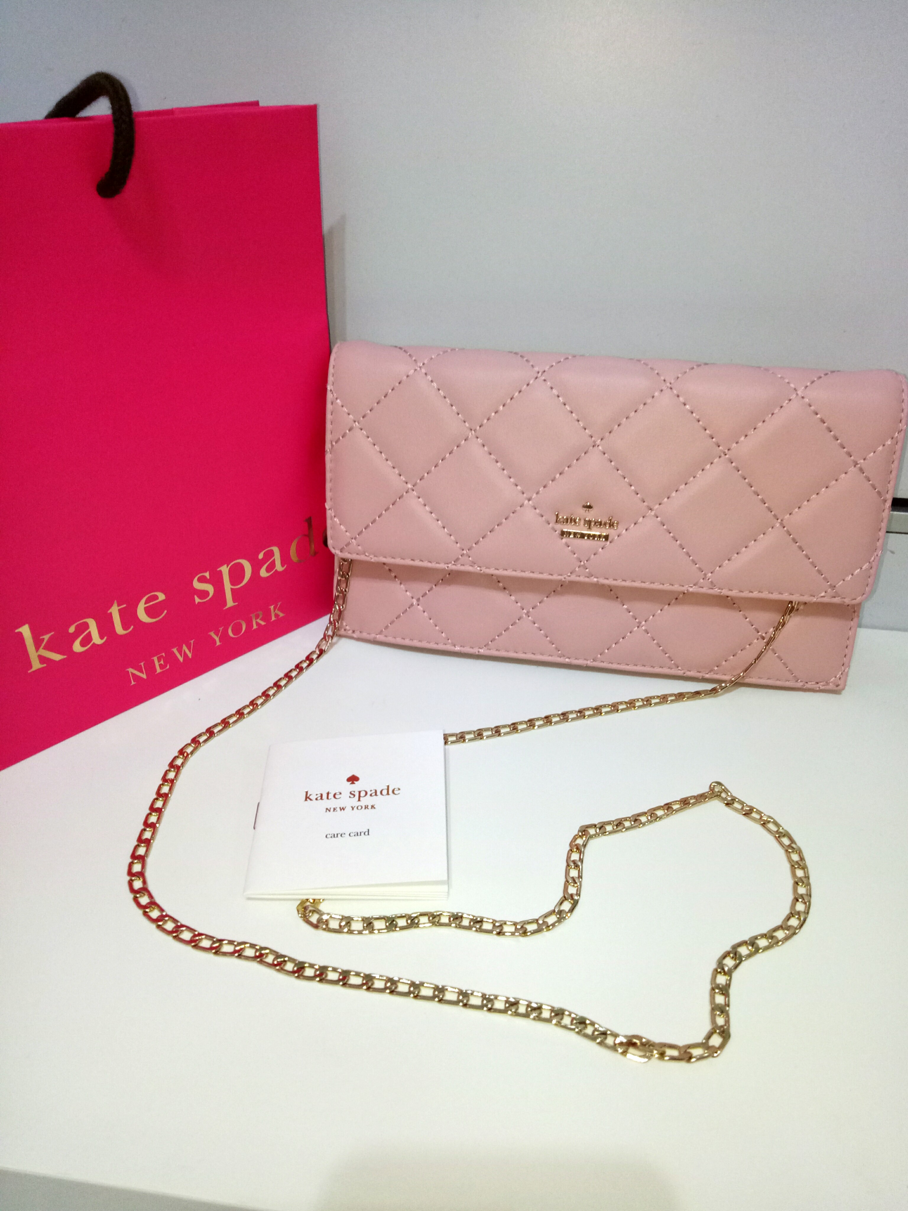 Kate Spade nicola shimmer twistlock chain wallet (Gold), Women's Fashion,  Bags & Wallets, Cross-body Bags on Carousell