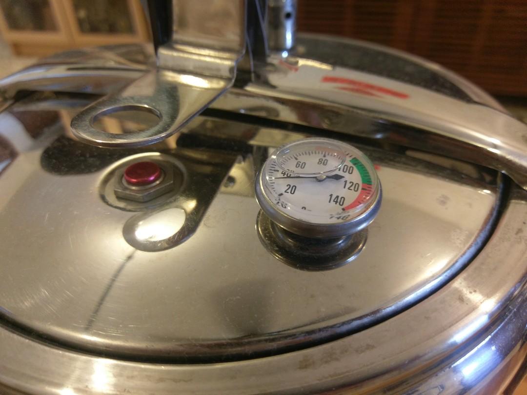 Oldschool pressure cooker, TV & Home Appliances, Kitchen Appliances