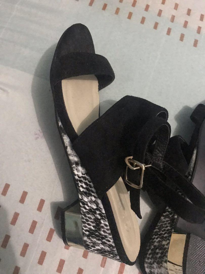 S&H Sandals (Category: Flats & Sandals) located in Quezon City. Submitted by chinity (Listing ID 195887775, Image 1). Description: Used once size 39 S&H sandals. Na stock lang. Price negotiable. :).