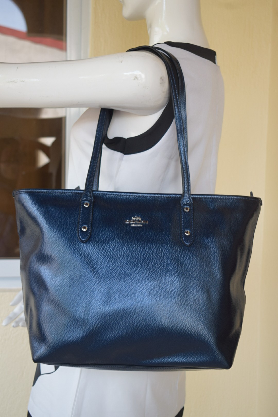 Leather handbag Coach Navy in Leather - 32001648
