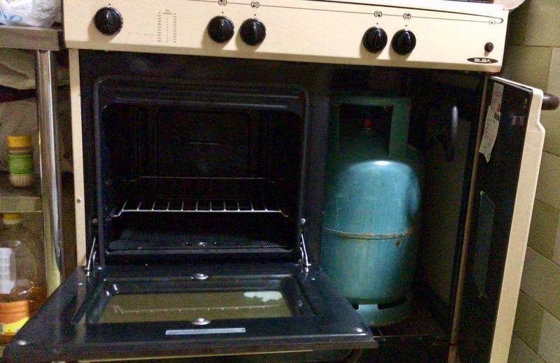 Gas stove with bottom oven 2 years old, TV & Home Appliances, Kitchen