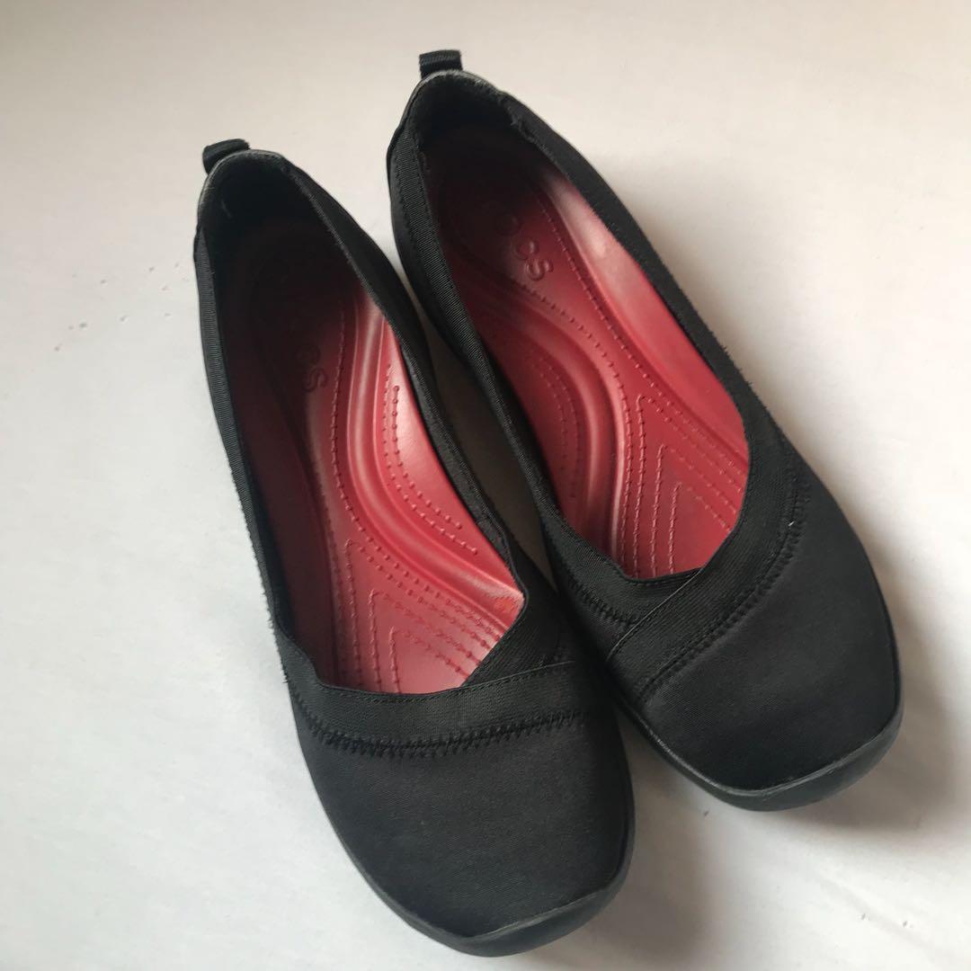 crocs school shoes