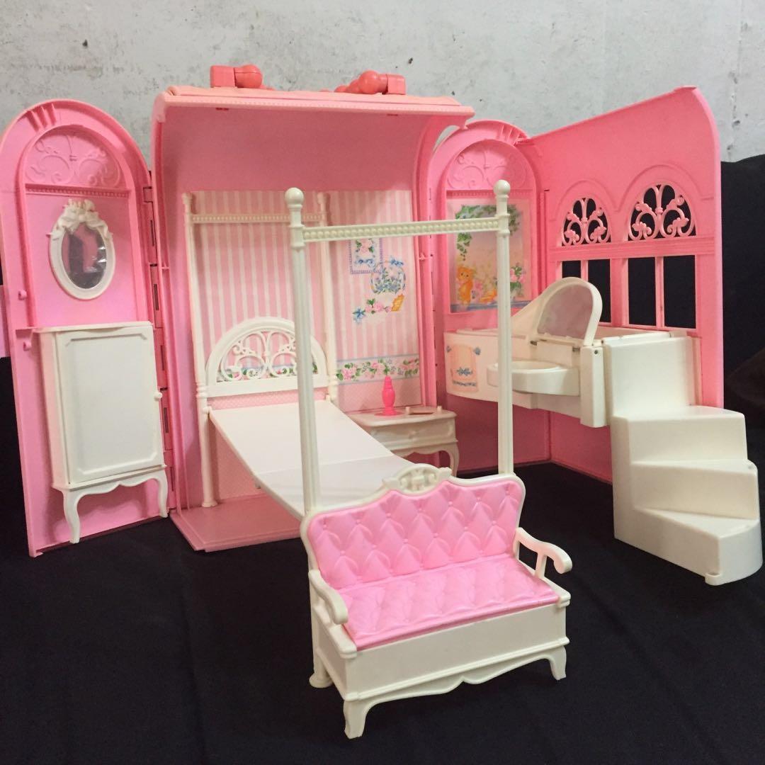 Barbie sale portable dollhouse