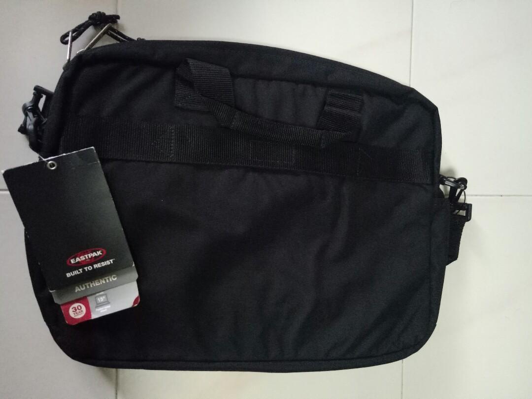 Krijt bijkeuken Buiten Eastpak Reboot laptop bag, Men's Fashion, Bags, Briefcases on Carousell