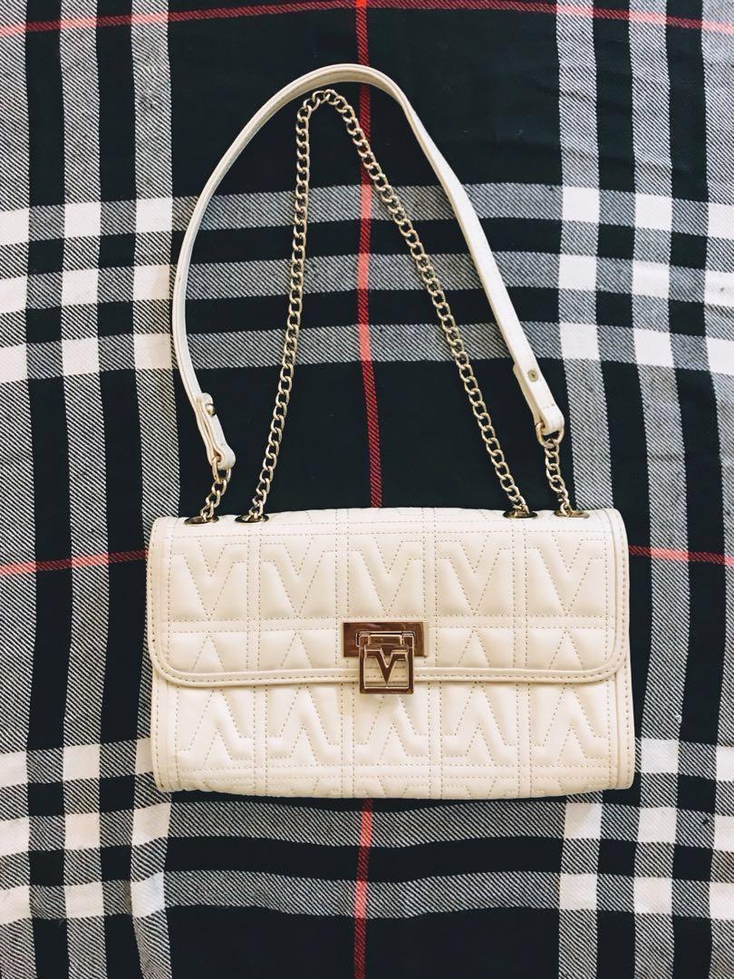 binde Søndag Ofre Valentino Rudy (Italy) Classic Leather Handbag, Women's Fashion, Bags &  Wallets, Cross-body Bags on Carousell