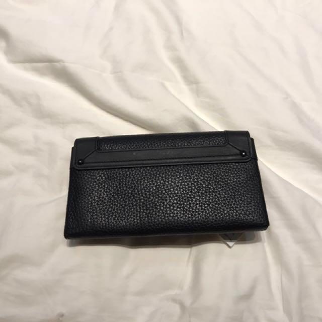 Authentic COACH Long Black Wallet (Category: Bags & Wallets) located in Singapore. Submitted by luvmarsbar (Listing ID 122185586, Image 2). Description: .