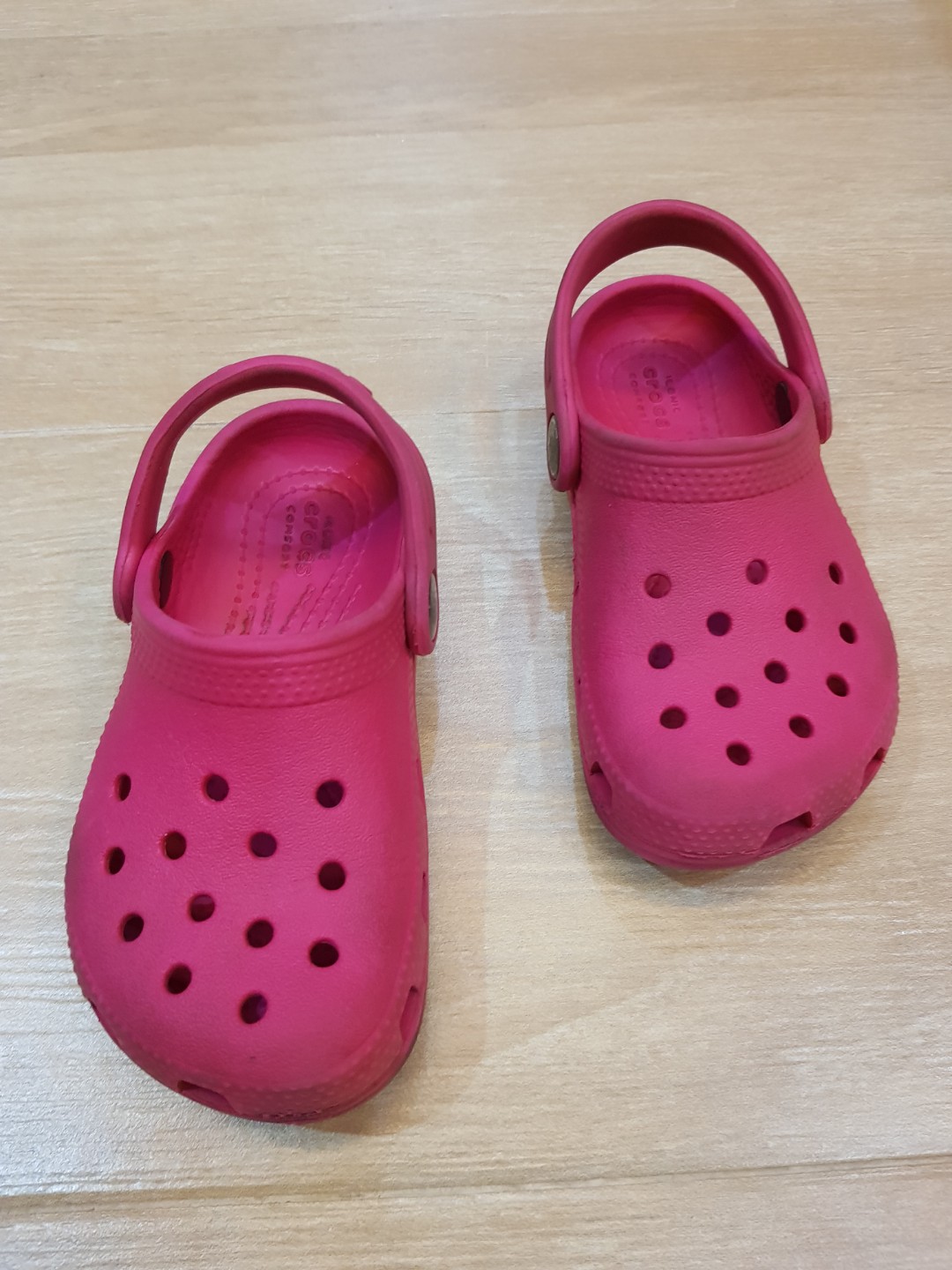 fuschia pink crocs