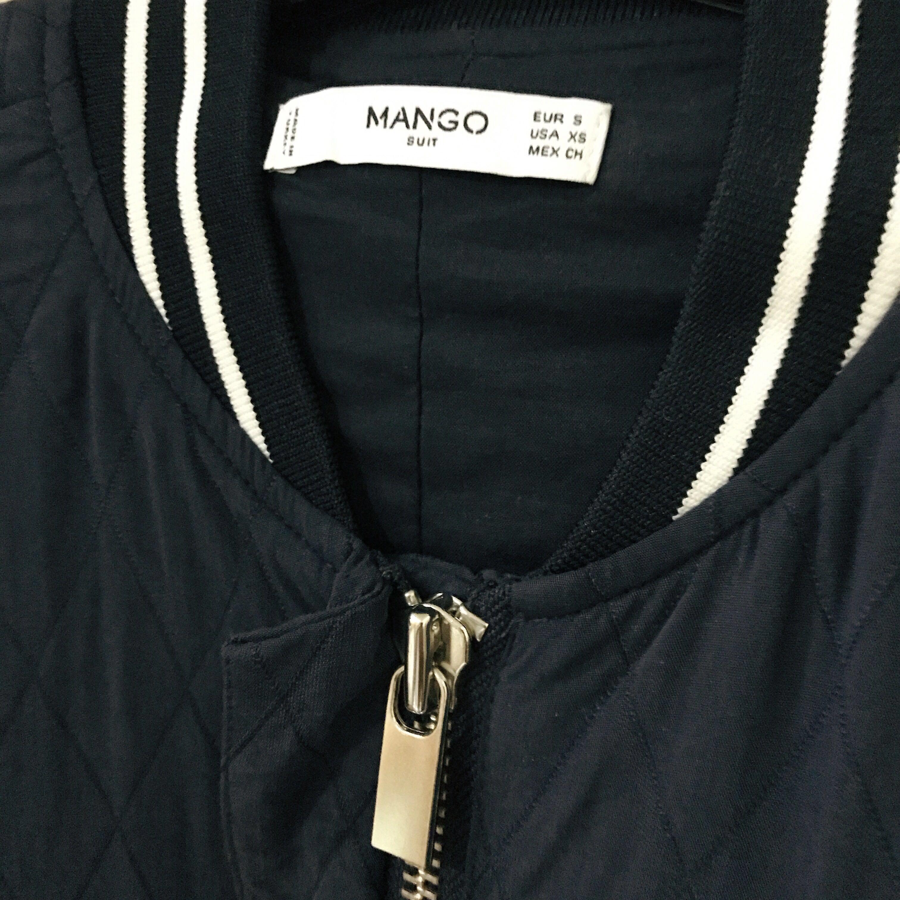 Mango Jacket Navy 99% new （分類：外套及戶外衣服）位於 Hong Kong。 由 cc_ng 提交（商品編號 187621668，圖片 2）。簡介： 99%new Colour Navy Made in Turkey Length 71cm Sleeves 49.5cm Width 94cm。