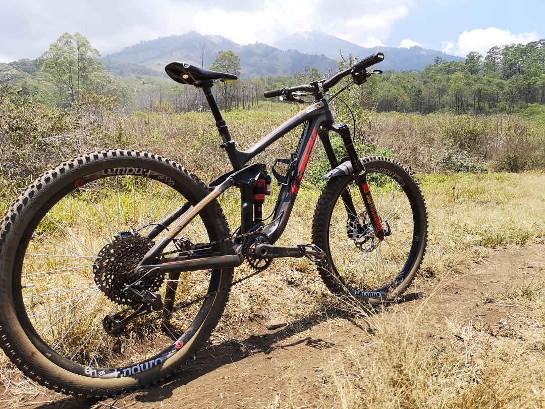 Trek Slash 9 9 Bicycles Pmds Bicycles Mountain Bikes On Carousell