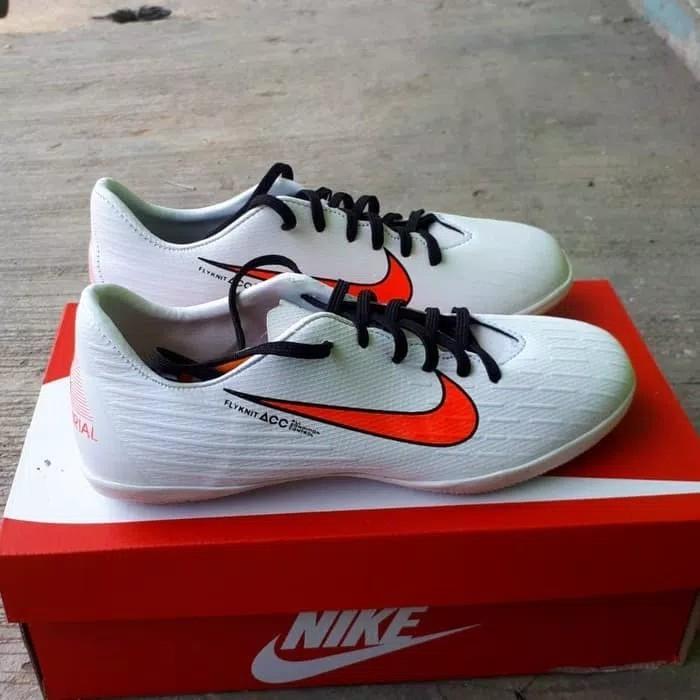 Sepatu Futsal Nike Putih Merah Olah Raga Perlengkapan Olahraga Lainnya Di Carousell