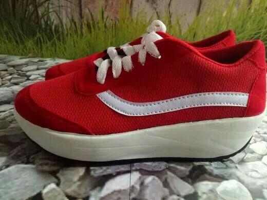 Sepatu Wanita Kets Vans Merah Hitam Women S Fashion Women S Shoes On Carousell