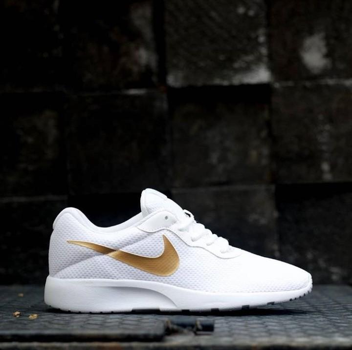 nike tanjun schwarz gold