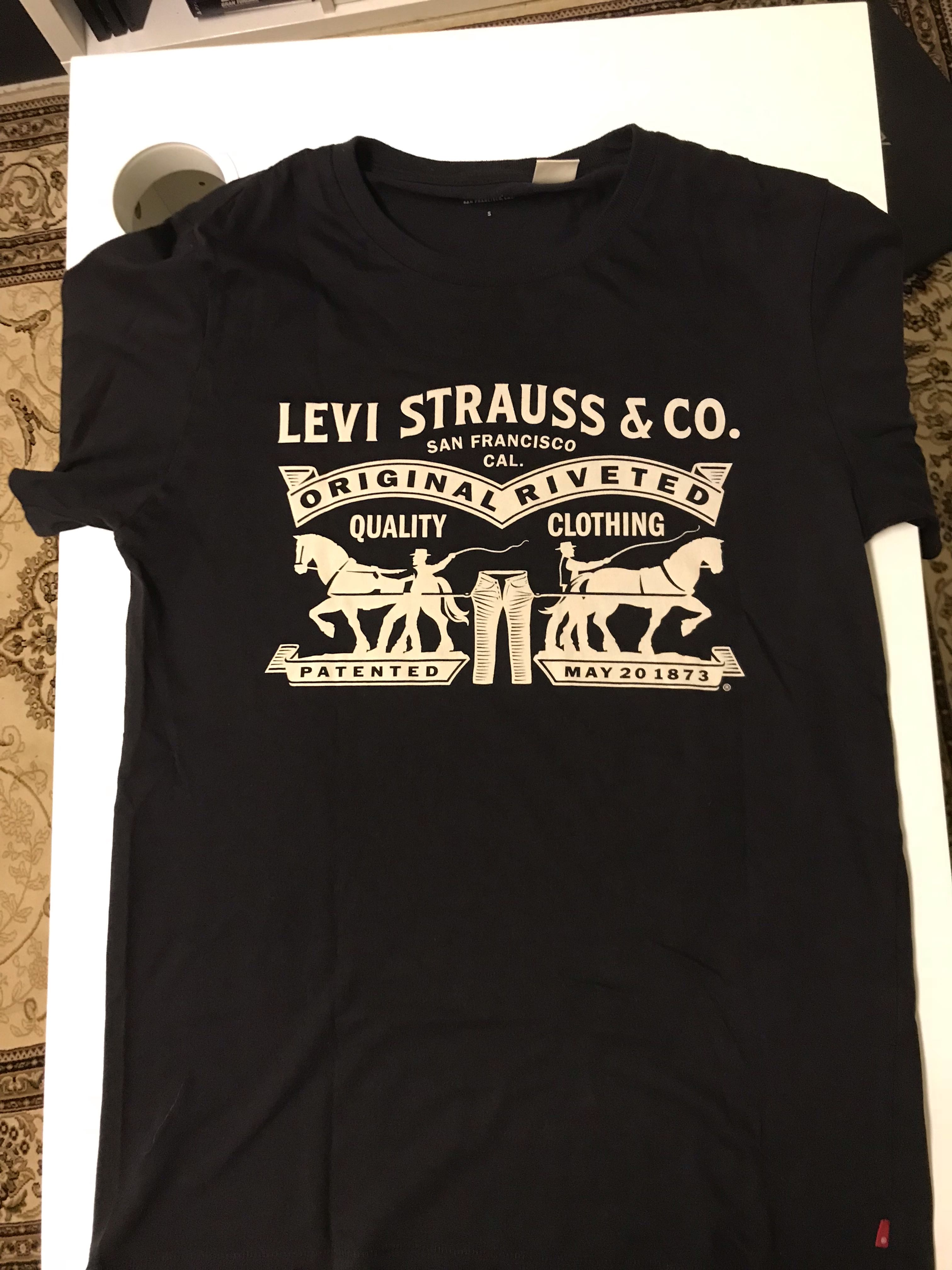 Original Levis T-shirt, Men's Fashion, Tops & Sets, Tshirts & Polo Shirts  on Carousell