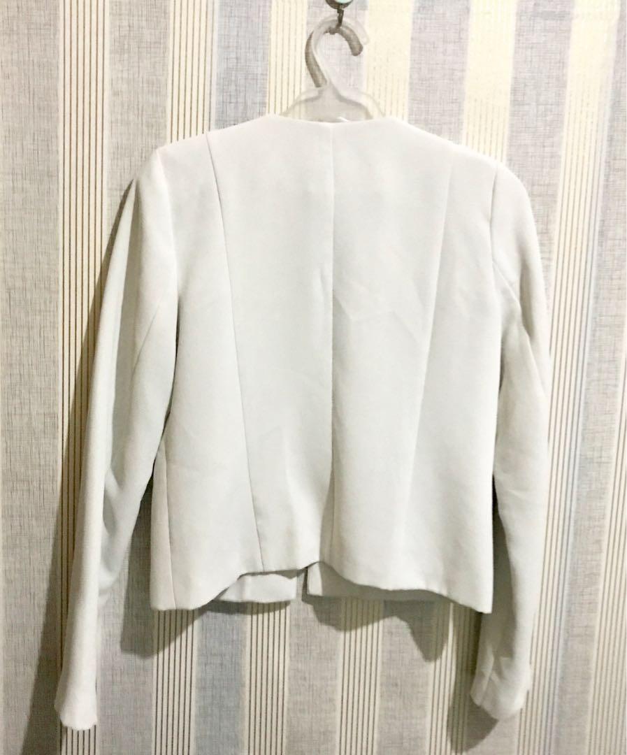 River Island White Blazer (Category: Coats, Jackets and Outerwear) located in Manila. Submitted by prelovedimpulse (Listing ID 196992452, Image 3). Description: .