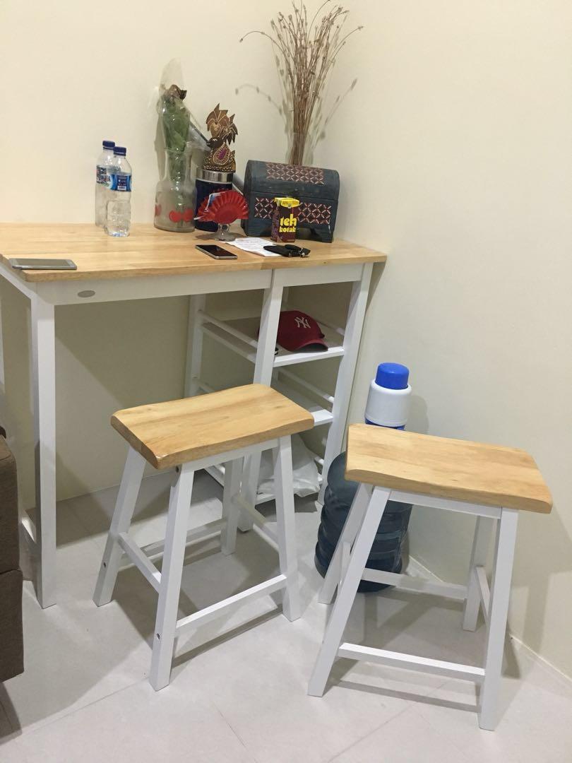 Set Meja Makan Minimalis Perabotan Rumah Di Carousell Meja makan bulat 4 kursi memberikan kenyamanan dan kemewahan pada ruang makan anda dan menjadikan keharmonisan keluarga anda. set meja makan minimalis
