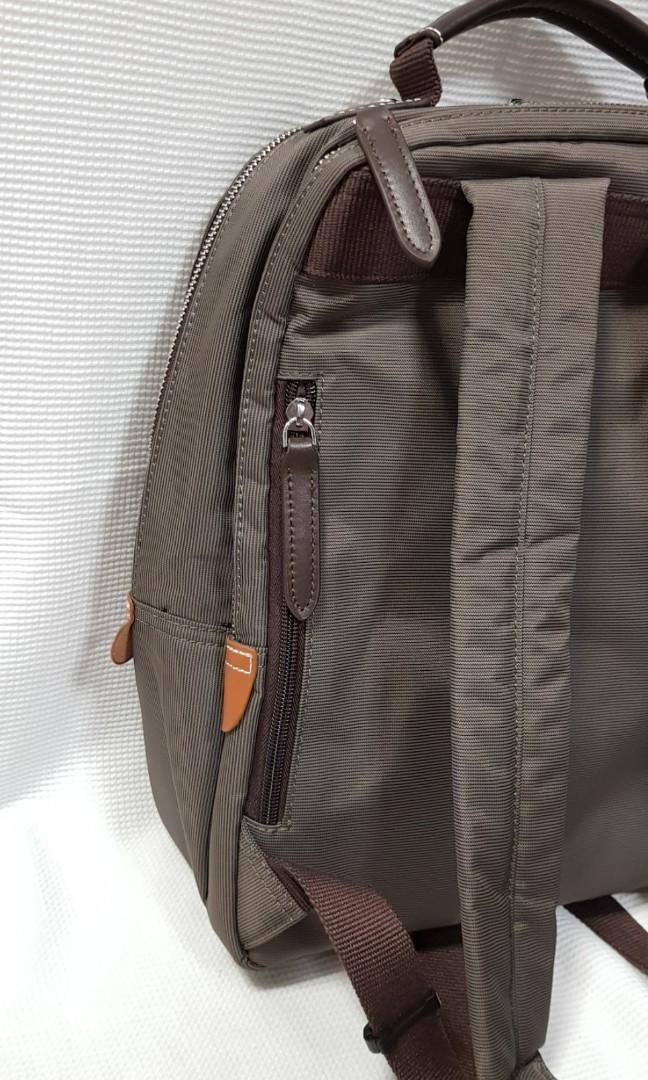 Labtop Backpack （分類：背包）位於 Hong Kong。 由 lauzzc 提交（商品編號 197114933，圖片 4）。簡介： #unwanted gift #99% New without Tag #Color : Khaki #Material : Polyester #Multiple compartment : Total 8 compartments to save your belongs well #Ajustable and padded shoulder strape can fit your body well #Labtop compartment fit 15inch notebook。