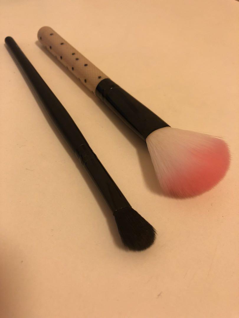 Make up brushes （分類：化妝品）位於 Hong Kong。 由 tttt2030 提交（商品編號 197081913，圖片 1）。簡介： Both of these brushes are used but in very good conditions. One blending brush and one blush brush.。