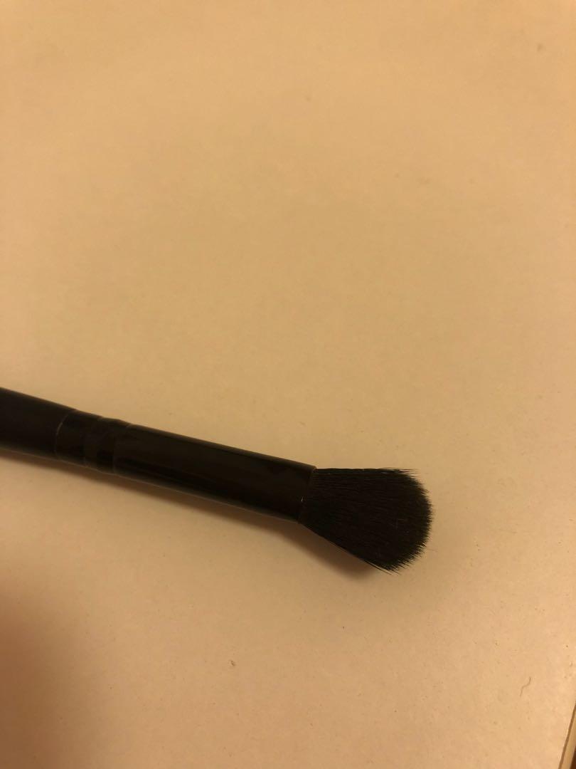 Make up brushes （分類：化妝品）位於 Hong Kong。 由 tttt2030 提交（商品編號 197081913，圖片 3）。簡介： Both of these brushes are used but in very good conditions. One blending brush and one blush brush.。