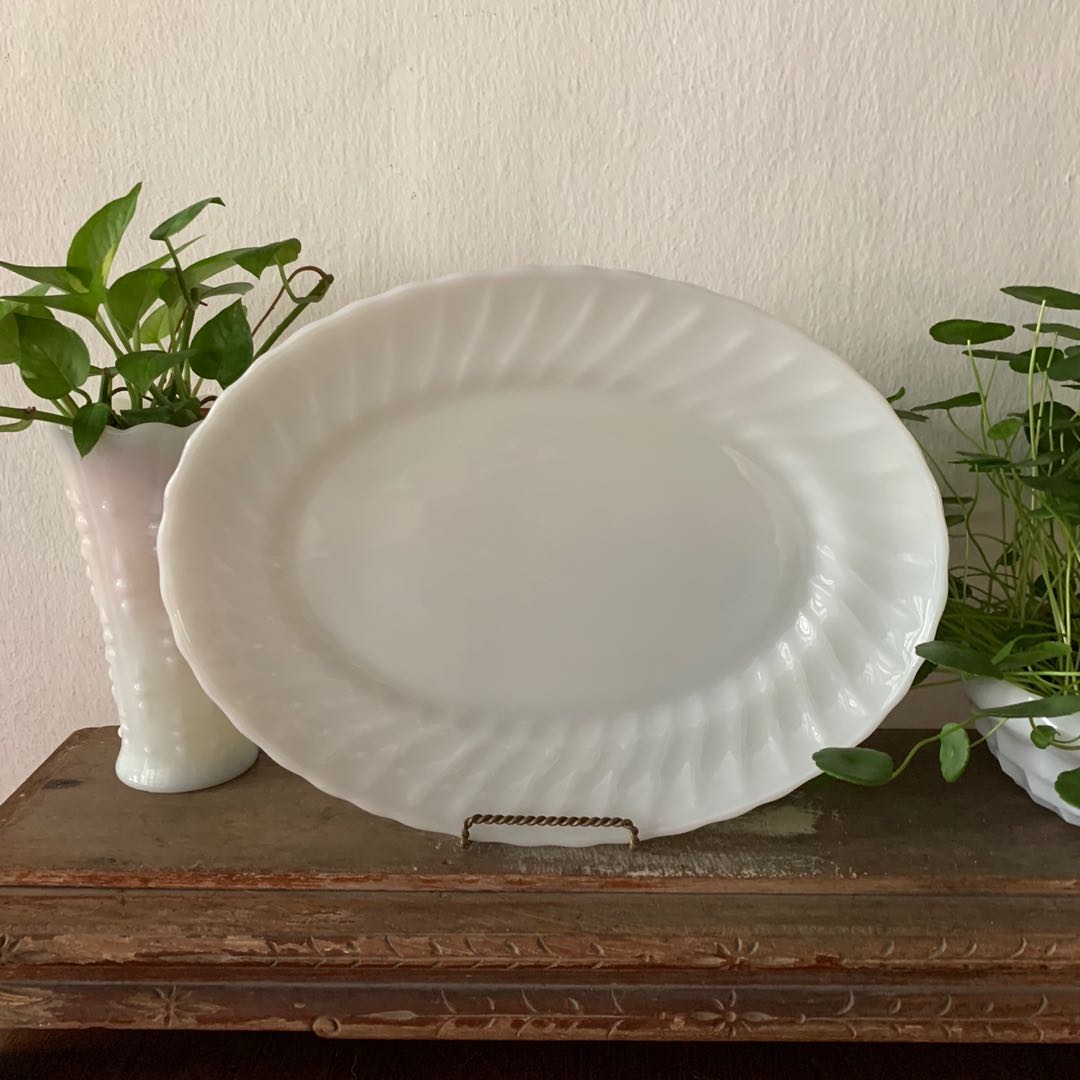 1 vintage Anchor Hocking oven proof white milk glass oval serving plate