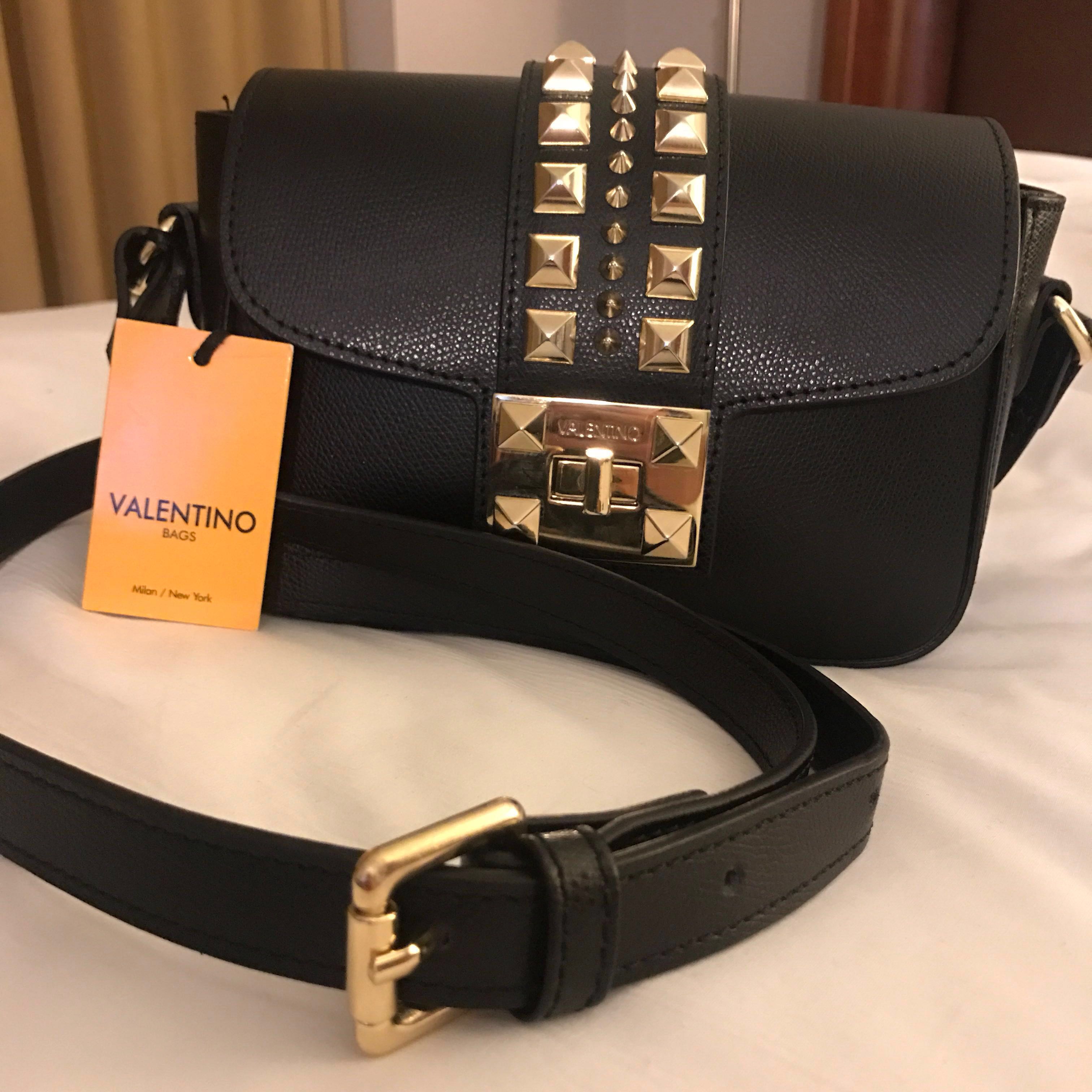 fattige Hemmelighed Verdensrekord Guinness Book BN Authentic Valentino Gold Studded Black Shoulder Bag, Luxury, Bags &  Wallets on Carousell