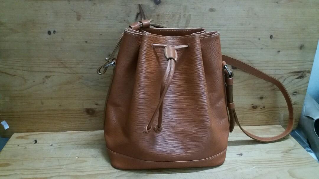 elle bucket bag