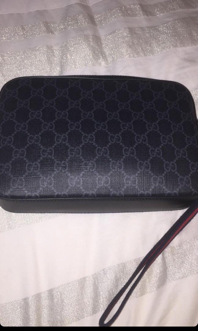 gucci gg supreme clutch
