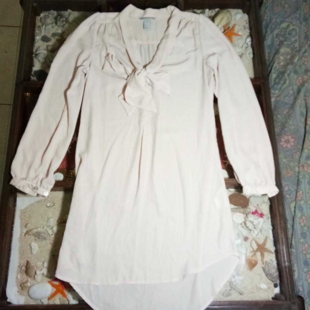 H&M Dress (Category: Dresses) located in Quezon City. Submitted by rainbowpride (Listing ID 197282597, Image 2). Description: Used. In good condition. Soft fabric, very comfortable to wear. Length: 31" from shoulders to bottom Classy dress by H&M.
