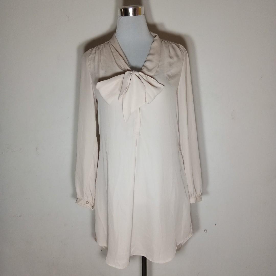 H&M Dress (Category: Dresses) located in Quezon City. Submitted by rainbowpride (Listing ID 197282597, Image 1). Description: Used. In good condition. Soft fabric, very comfortable to wear. Length: 31" from shoulders to bottom Classy dress by H&M.