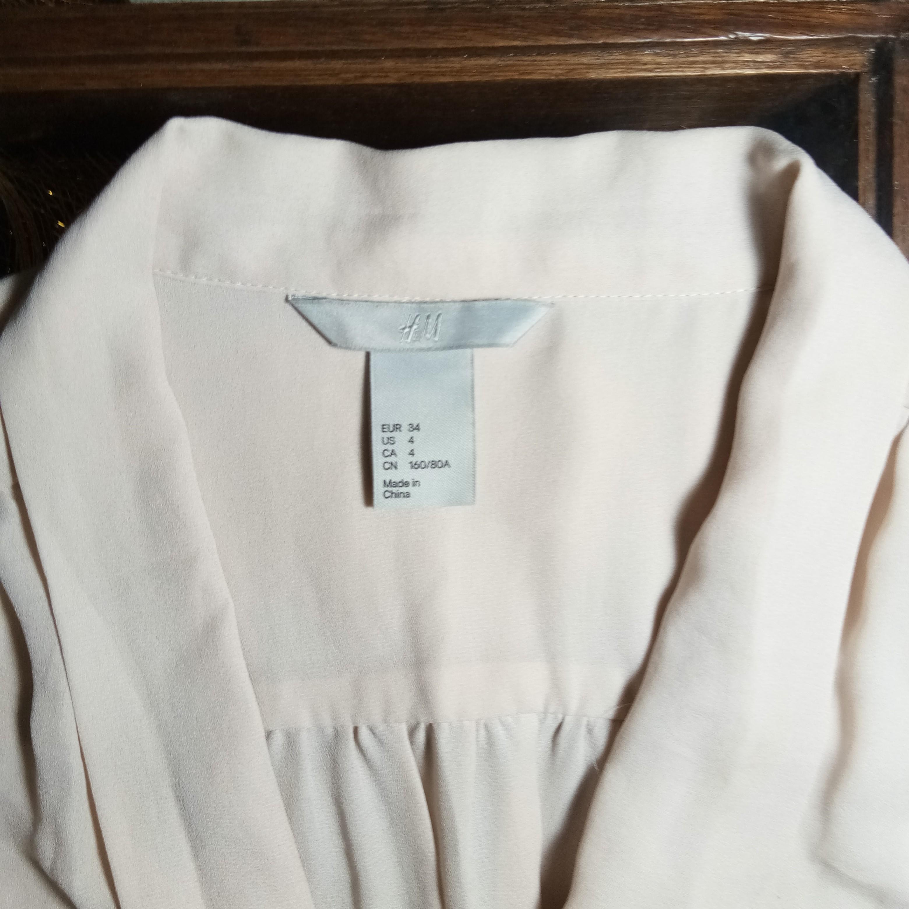 H&M Dress (Category: Dresses) located in Quezon City. Submitted by rainbowpride (Listing ID 197282597, Image 3). Description: Used. In good condition. Soft fabric, very comfortable to wear. Length: 31" from shoulders to bottom Classy dress by H&M.