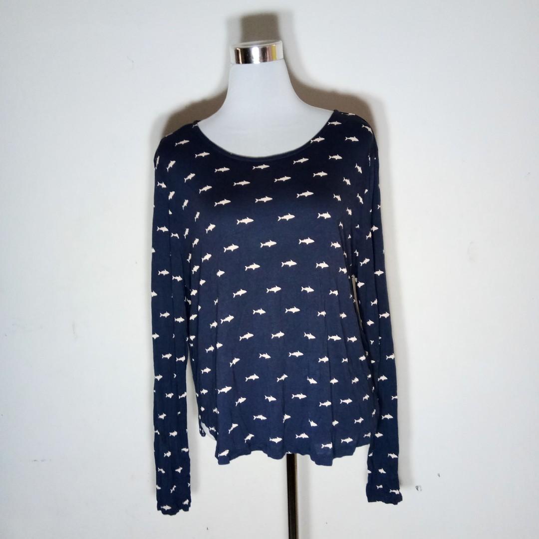 H&M long sleeves shirt (Category: Longsleeves) located in Quezon City. Submitted by rainbowpride (Listing ID 197280160, Image 1). Description: Used. In great condition. Super soft and comfy to wear Blue shark print long sleeved shirt by H&M.