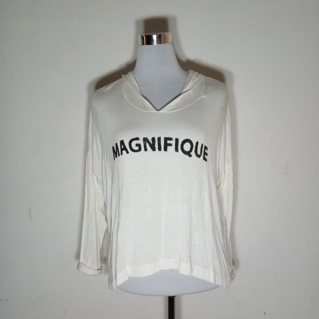 H&M white hoodie (Category: Others Tops) located in Quezon City. Submitted by rainbowpride (Listing ID 197237278, Image 1). Description: Used. In good conditon. White sweater with hoodie.