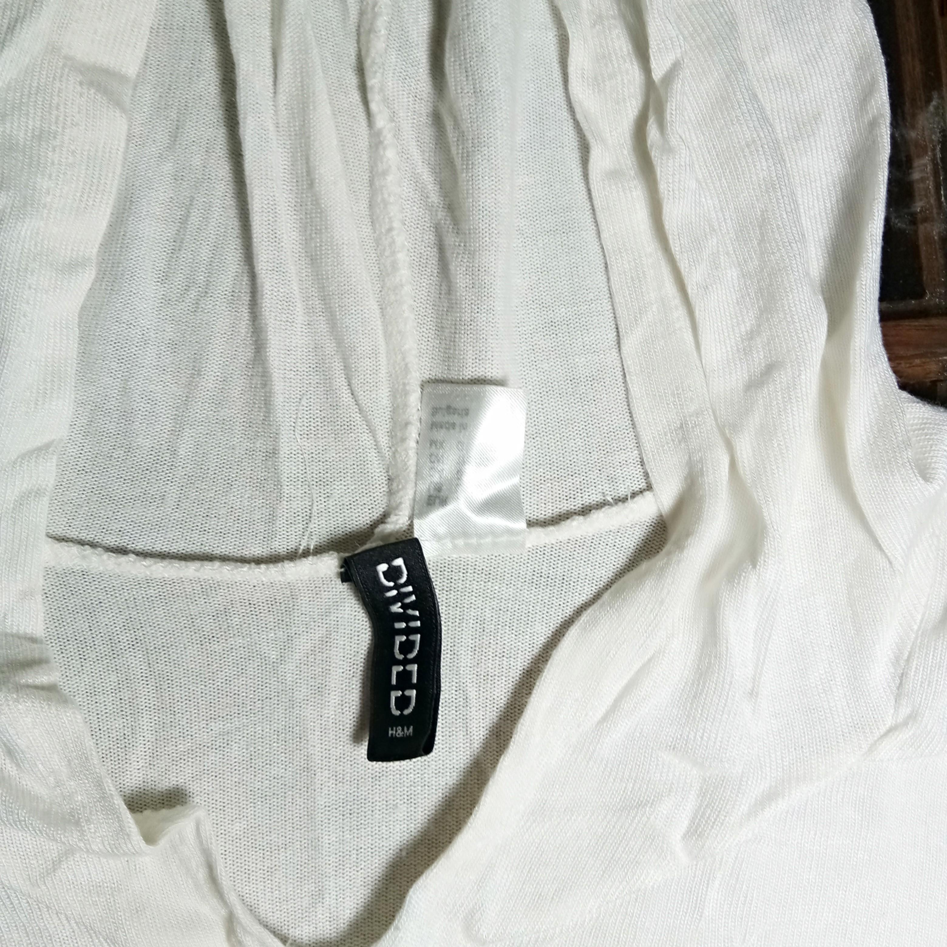 H&M white hoodie (Category: Others Tops) located in Quezon City. Submitted by rainbowpride (Listing ID 197237278, Image 3). Description: Used. In good conditon. White sweater with hoodie.