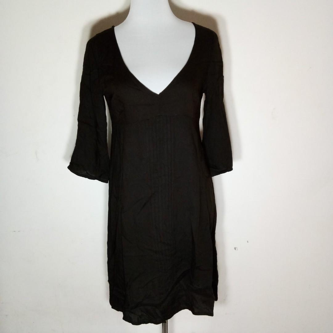 Mango black dress (Category: Dresses) located in Quezon City. Submitted by rainbowpride (Listing ID 197281814, Image 1). Description: Used. In excellent condition. Soft, light, very comfortable to wear. Black dress by Mango..