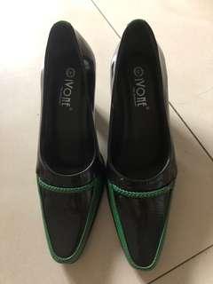 Sepatu heels tinggi hitam