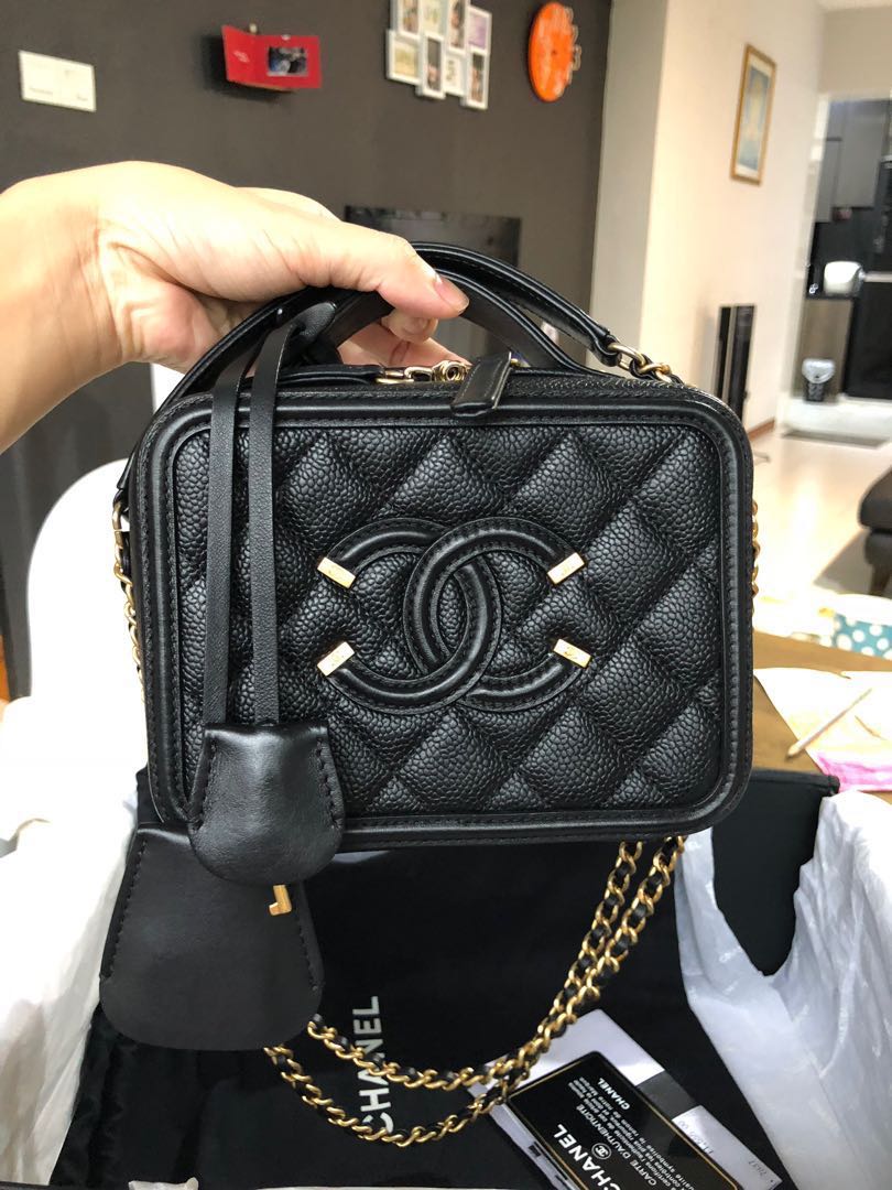 Chanel Black Caviar Quilted Pick Me Up Vanity Case Bag 2022 For Sale at  1stDibs  chanel pick me up vanity chanel vanity case bag 2022 chanel  vanity case 2022