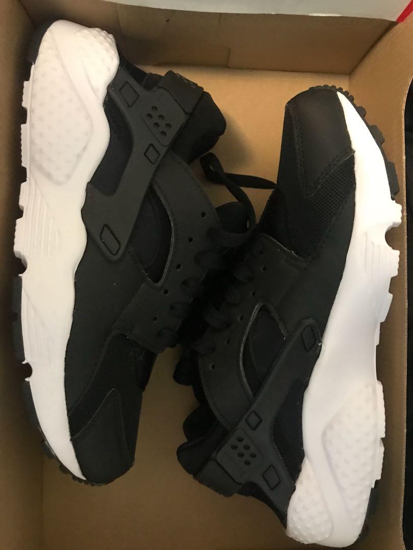 Nike huarache black size 5.5 clearance