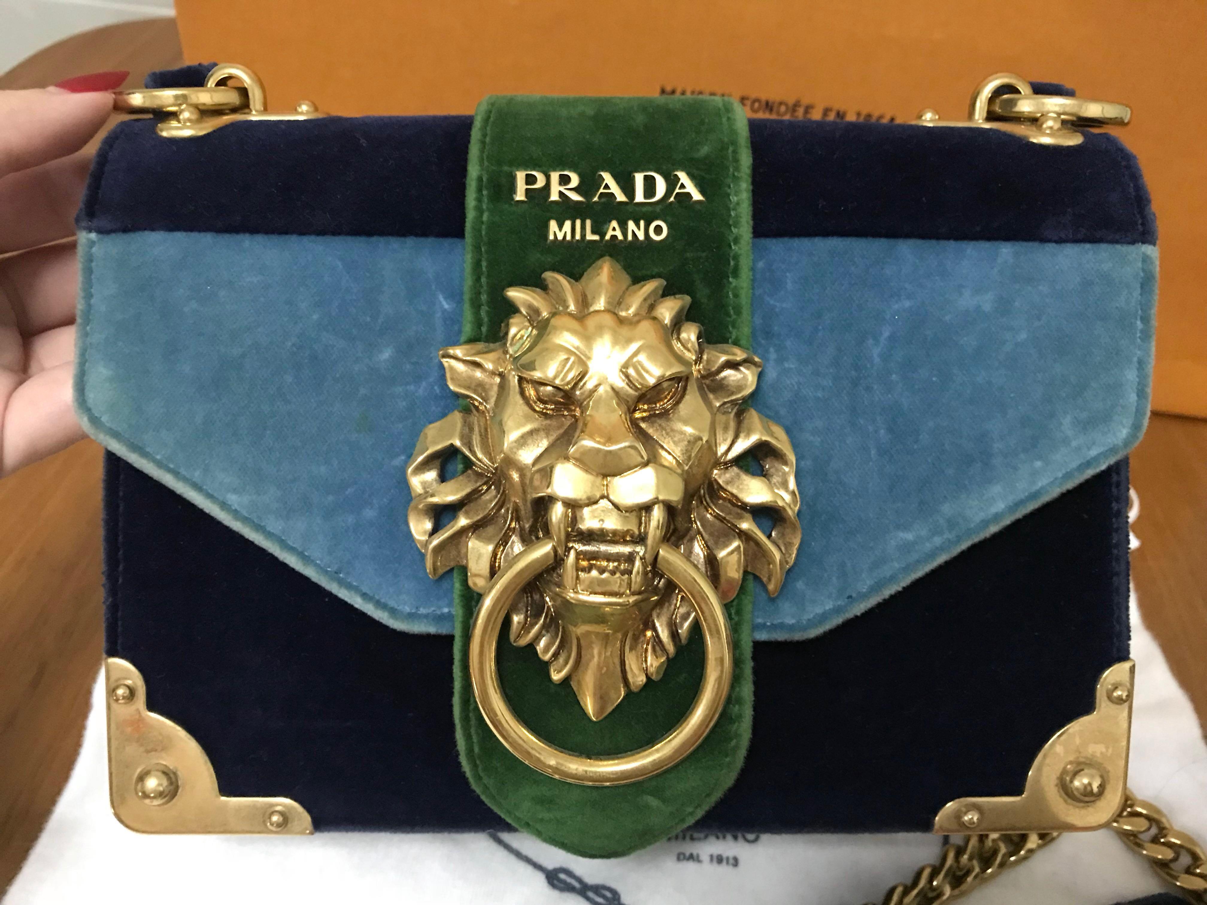 prada cahier animalier Cinosural International School