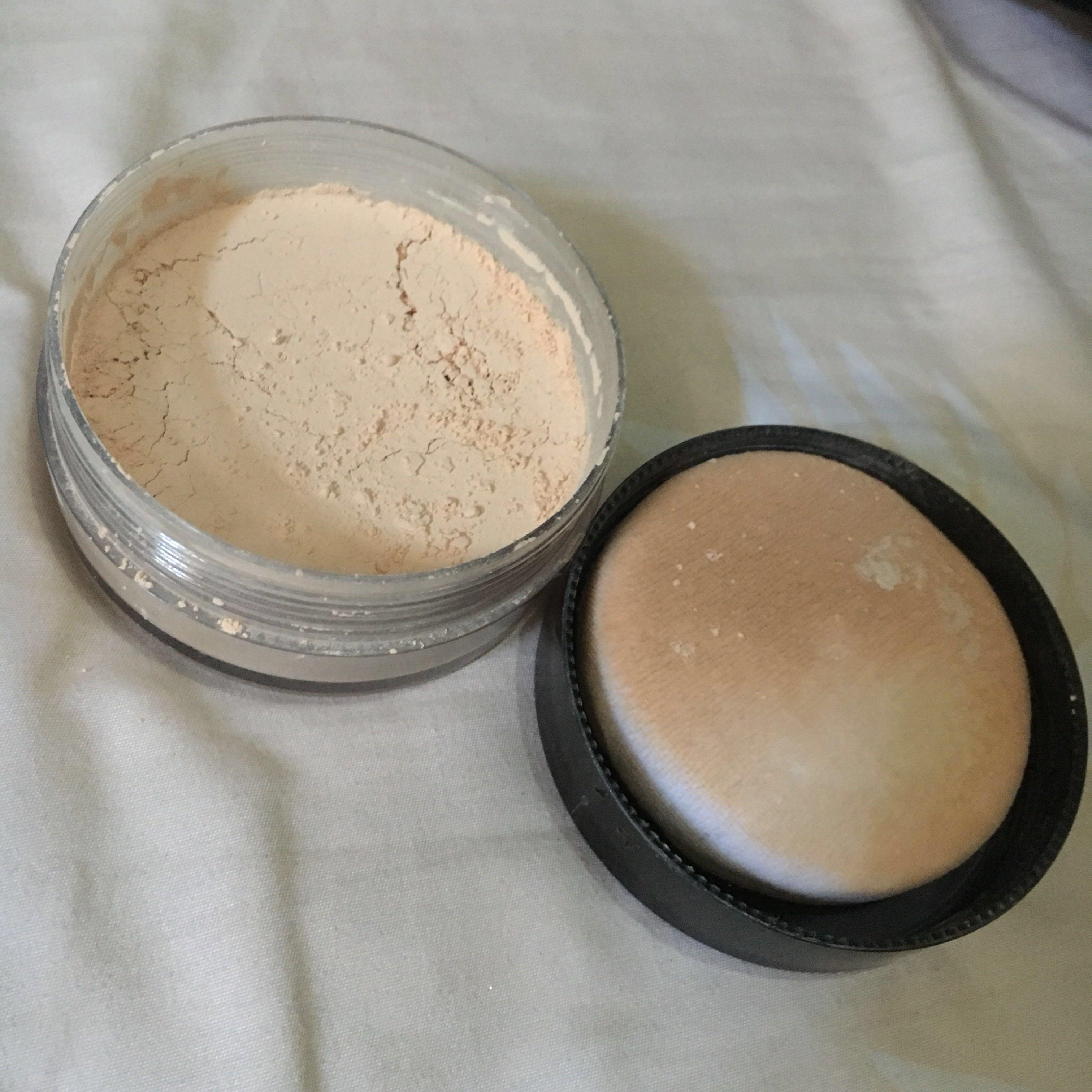 Revlon Touch And Glow 43gr Bedak Tabur Kesehatan Kecantikan Rias Wajah Di Carousell