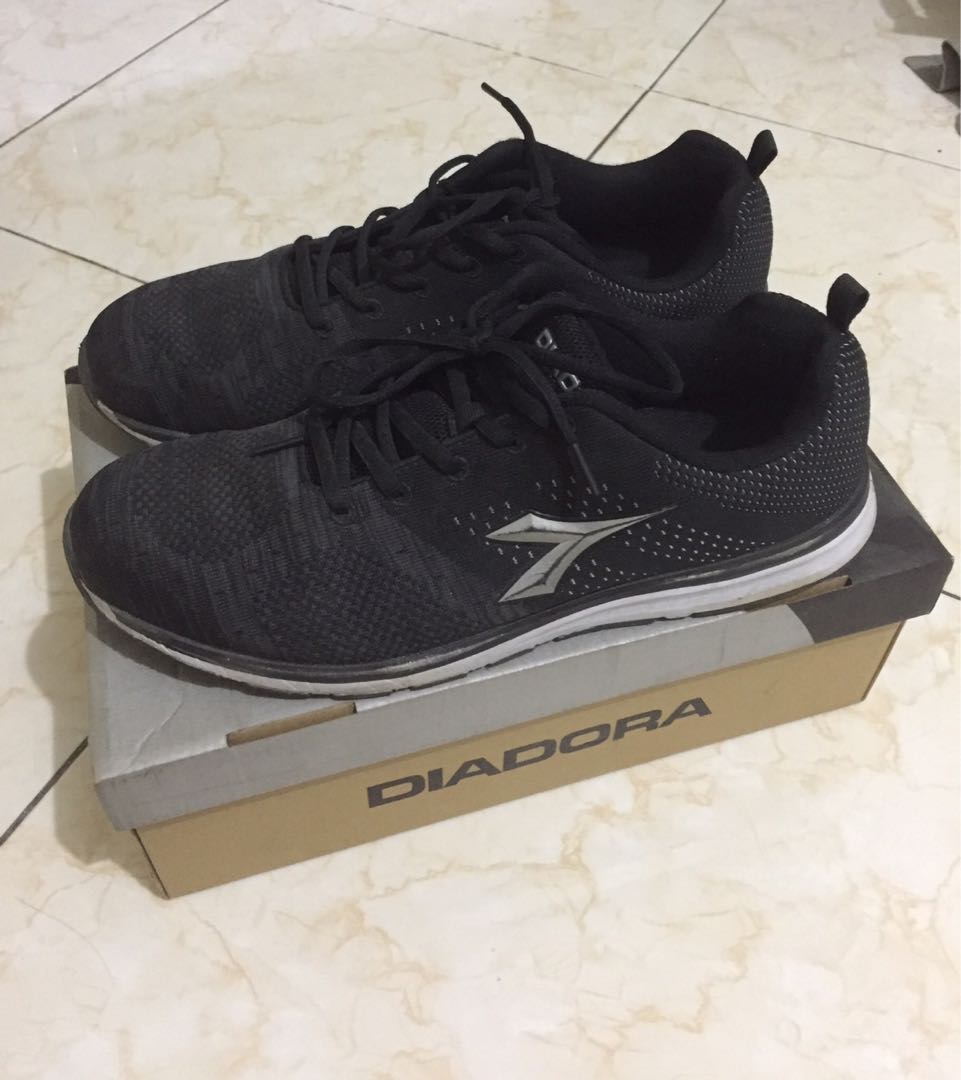 Sepatu Sneakers Olahraga Training Pria Diadora Original Fesyen Pria Sepatu Sneakers Di Carousell