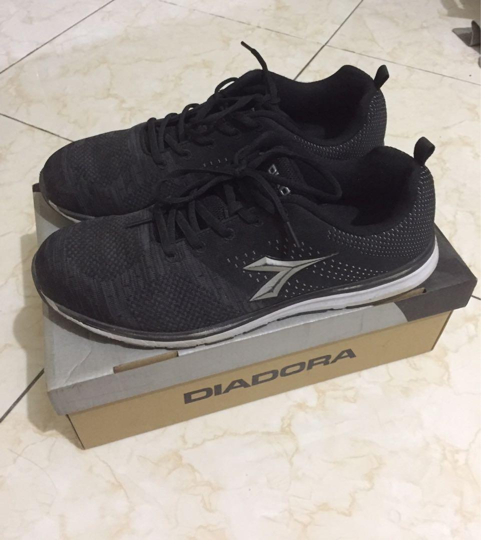 Sepatu Sneakers Olahraga Training Pria Diadora Original Fesyen Pria Sepatu Sneakers Di Carousell