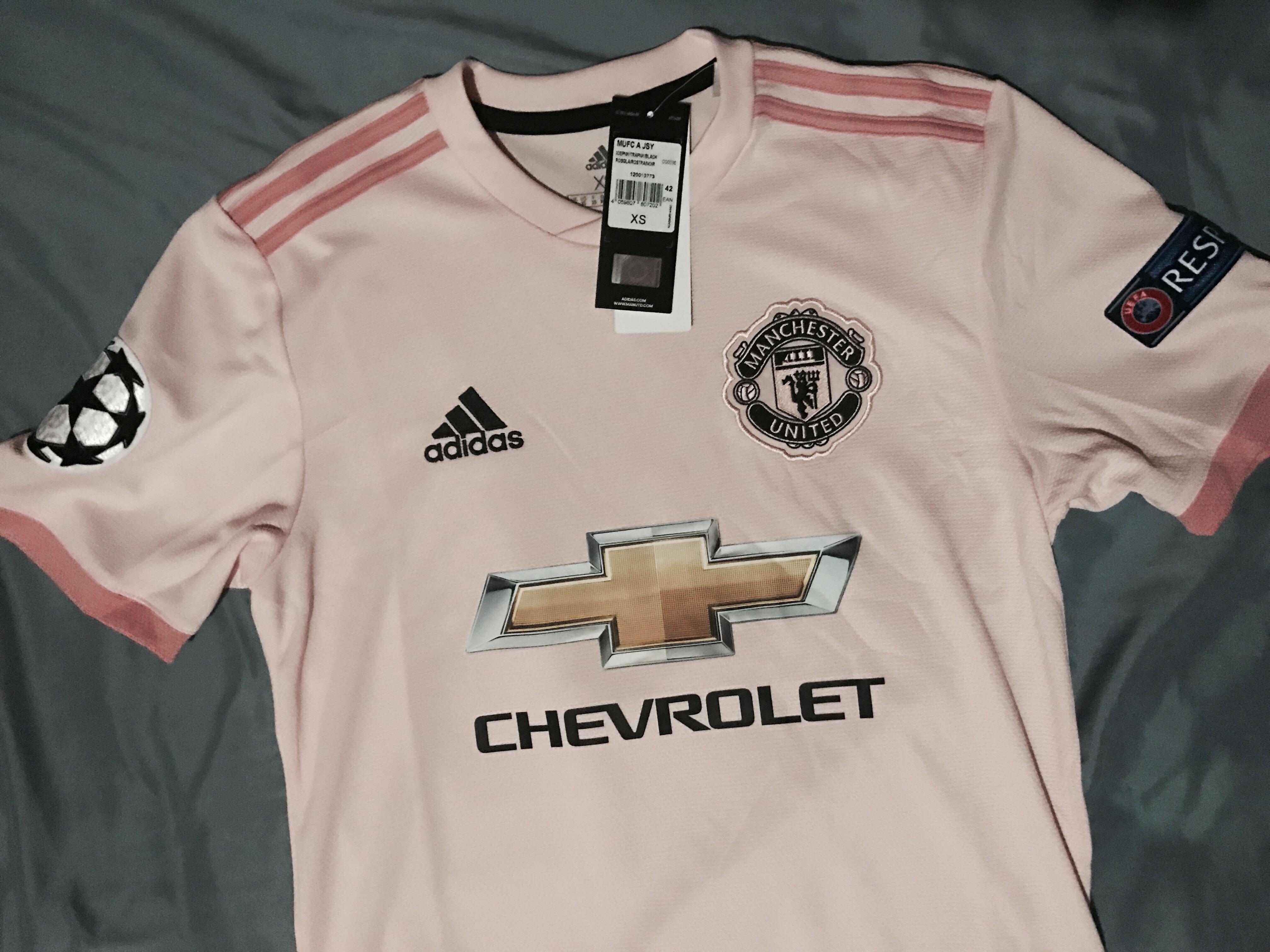 pink man united kit