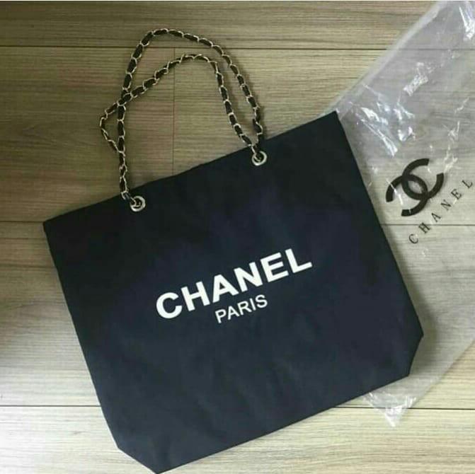 Vip Gift Premium Gift พรเมยมกฟ กระเปา Chanel quilted 31 Rue Cambon  Paris Tote Bag กระเปาวสดหนง PU หนาอยางดอยทรงลายตาราง อะไหลทอง  สามารถถอเปน Hand Bag หรอ สะพายไหลเปน Shoulder bag ได  เปดปดกระเปาดวยกระดมแมเหลก ซบในอยางด มชอง  พรอม 