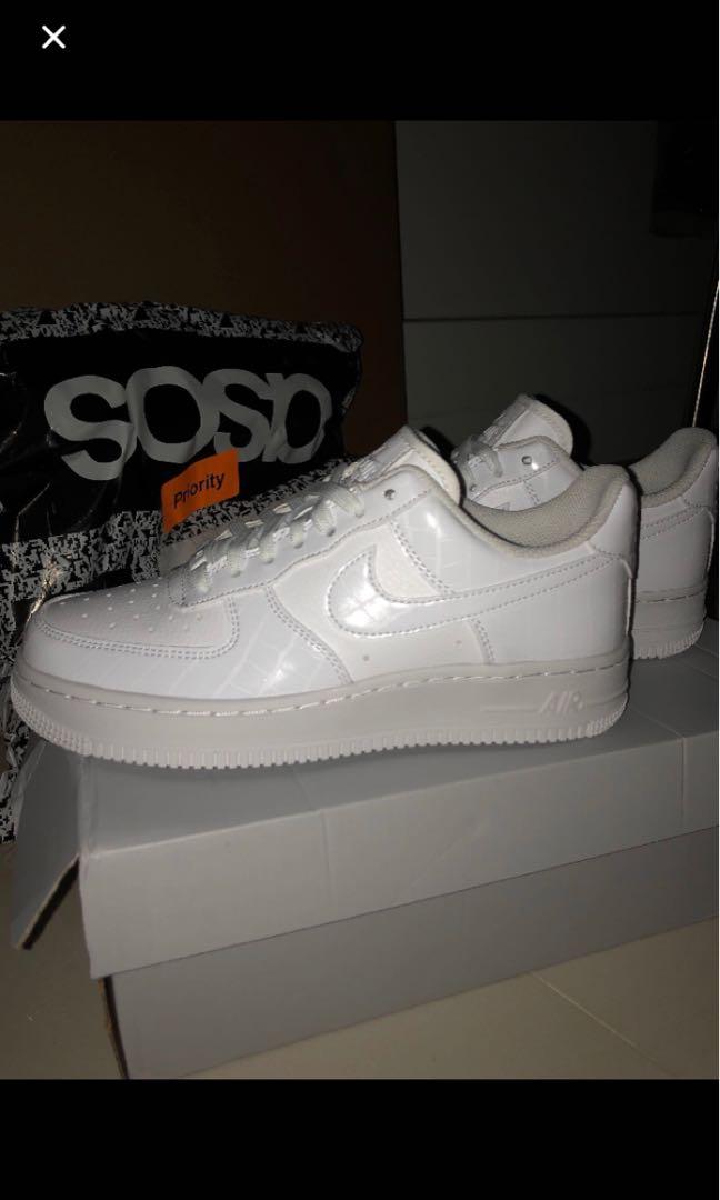 Nike air force 1 trainers in white snakeskin trim discount