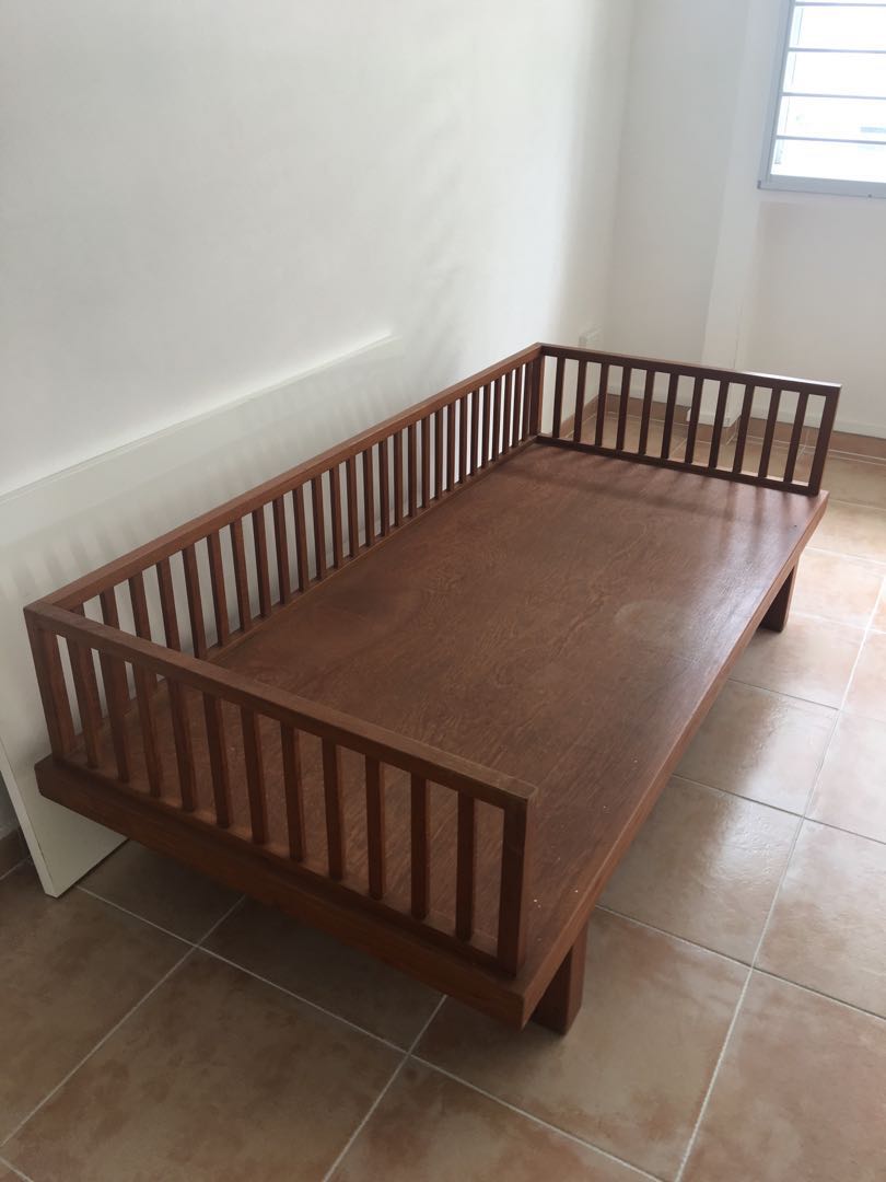 Its attractive open slat design brings a unique style to any guest room, den or any living space. solid wood daybed base