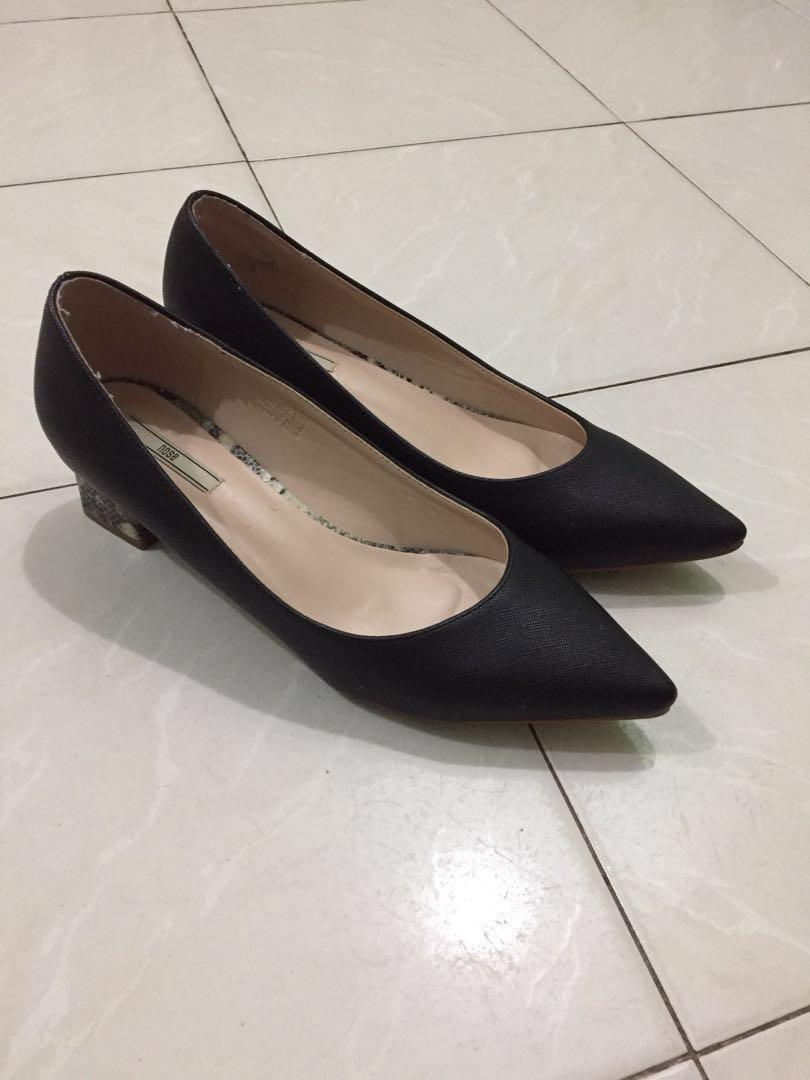 Nose Shoes, Women's Fashion, Footwear, Flats on Carousell