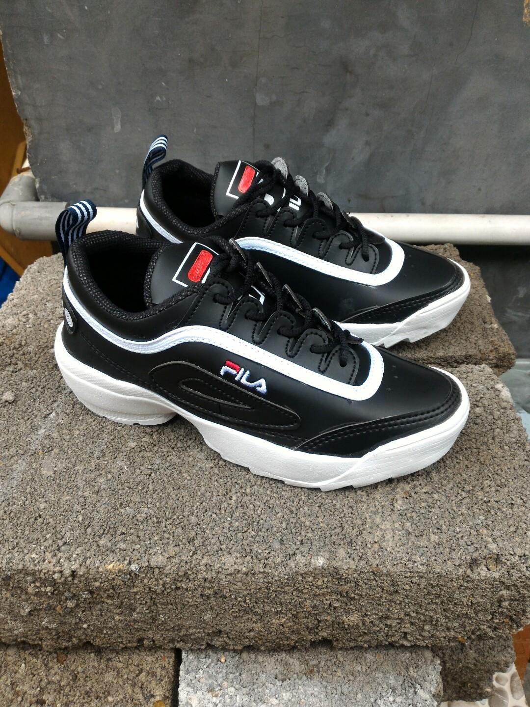 Sepatu Fila Disruptor Hitam Putih Sepatu Fashion Wanita Fesyen Wanita Sepatu Di Carousell