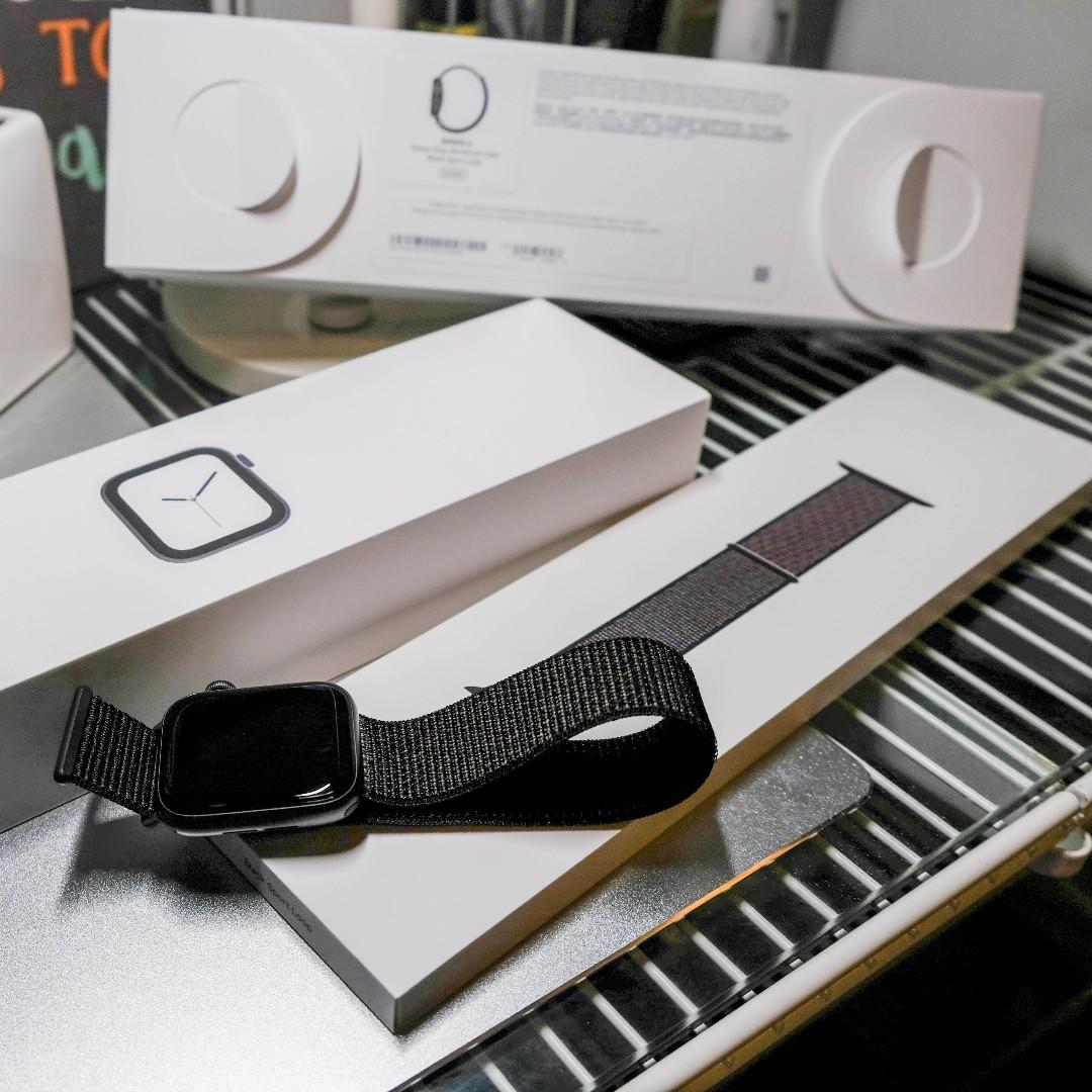 apple watch series 4 space gray aluminum case with black sport loop