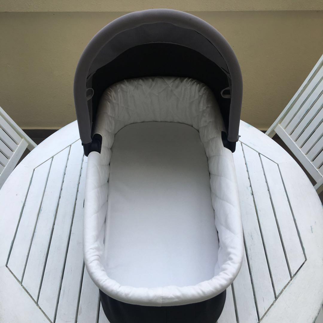 baby jogger deluxe pram bassinet