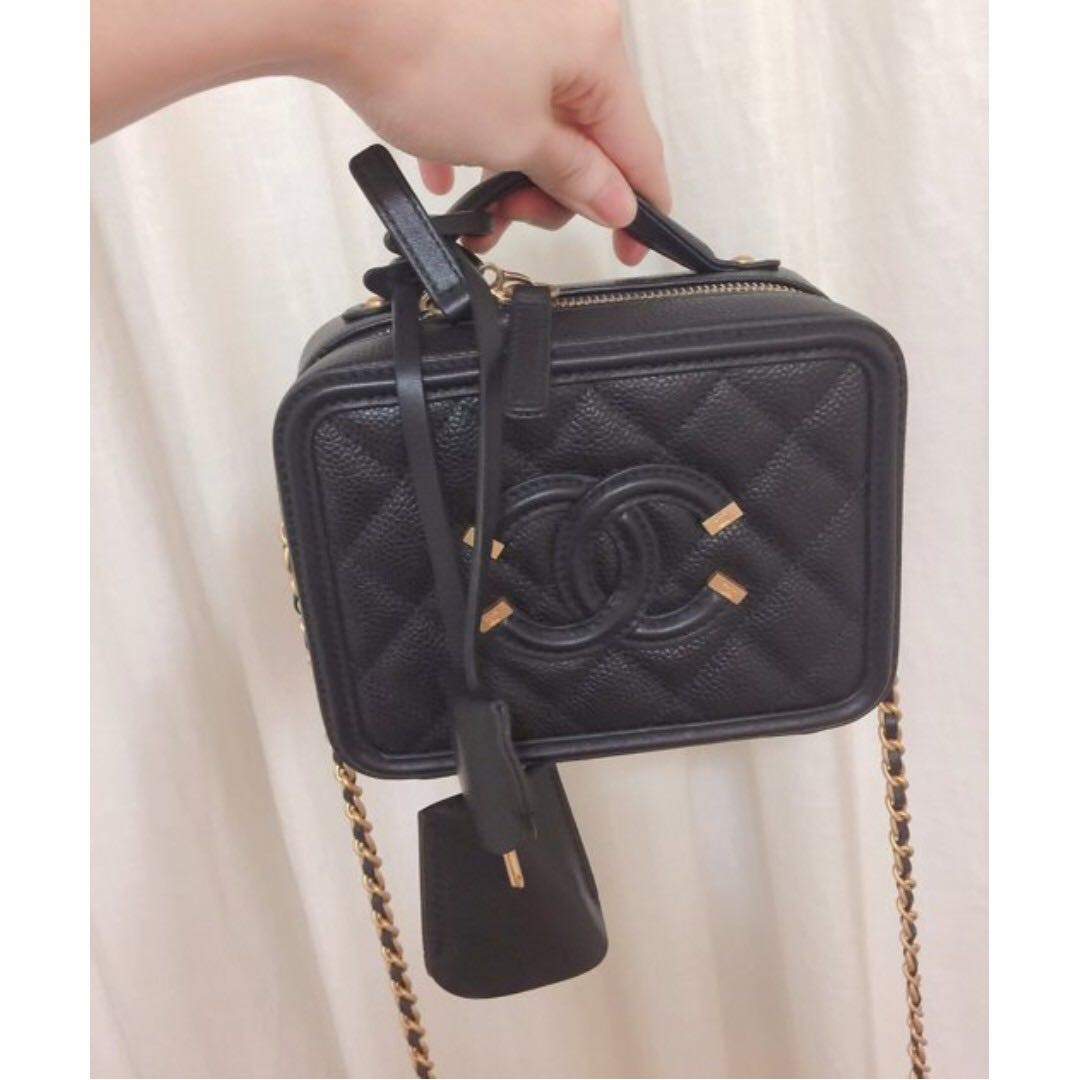 Chanel vanity online case 17